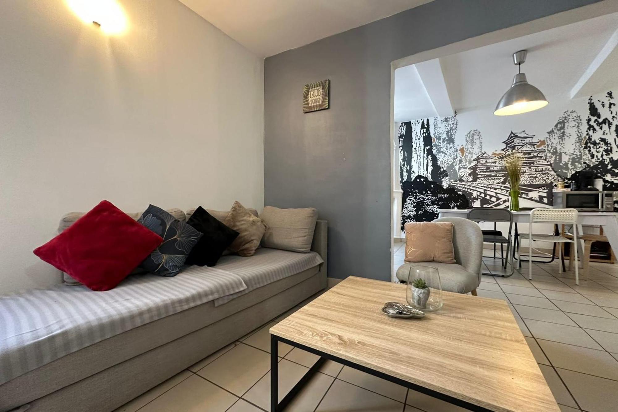 The Triplex- 3 Bedrooms In The Escutcheon! Μονπελιέ Εξωτερικό φωτογραφία